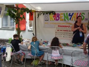 Kietzer Sommer -  RH-Stand - bastelnde Kinder