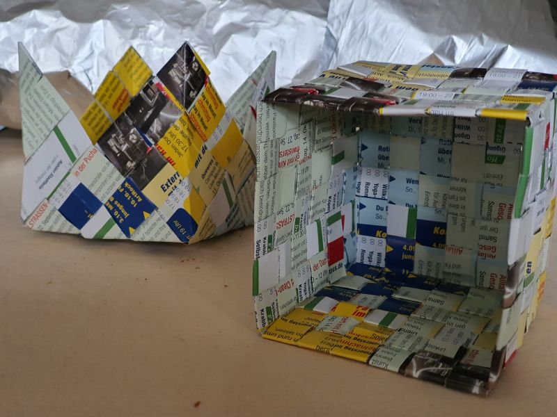Schachtel aus alten Flyern geflochten 01