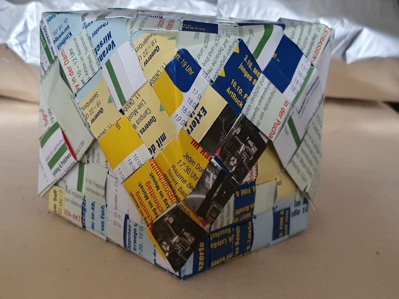 Schachtel aus alten Flyern geflochten 02